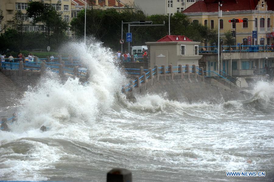 Waves beat the shore in Qingdao as the Typhoon Saola approaches in Qingdao, east China's Shandong Province, Aug. 3, 2012. Shandong Provincial Meteorological Station has issued the red alert for the Typhoon Saola, the highest warning level in China's four-tier weather warning system. (Xinhua/Li Ziheng) 