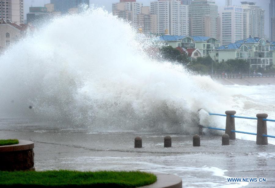 Waves beat the shore in Qingdao as the Typhoon Saola approaches, east China's Shandong Province, Aug. 3, 2012. Shandong Provincial Meteorological Station has issued the red alert for the Typhoon Saola, the highest warning level in China's four-tier weather warning system. (Xinhua/Li Ziheng) 