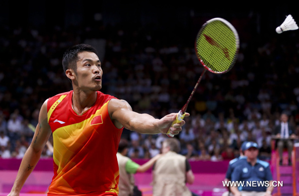 China's Lin Dan returns the ball during men's singles quarterfinals of badminton against Sho Sasaki of Japan, at London 2012 Olympic Games in London, Britain, August 2, 2012. Lin Dan won the match 2-1 and entered the semifinal. [Xinhua]