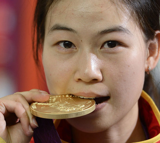 Gold medalist Yi Siling of China celebrates during the victory ceremony of the Women's 10m Air Rifle competition of the London 2012 Olympic Games in London, Britain, on July 28, 2012. It's the first gold medal for both the London 2012 Olympic Games and the Chinese delgation.[Xinhua]