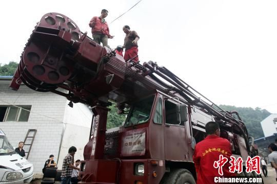 Rescuers have reached four survivors of the flooded colliery in Hongtong County in north China's Shanxi Province.