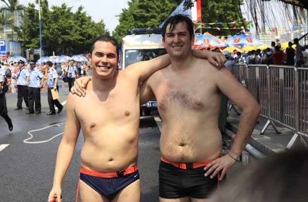 Two foreign participants, Jorge Sanchez (left) and Brian Timm-Brock, pose for shutterbugs at Thursday's crossing of the Pearl River in Guangzhou. [Photo / China Daily]