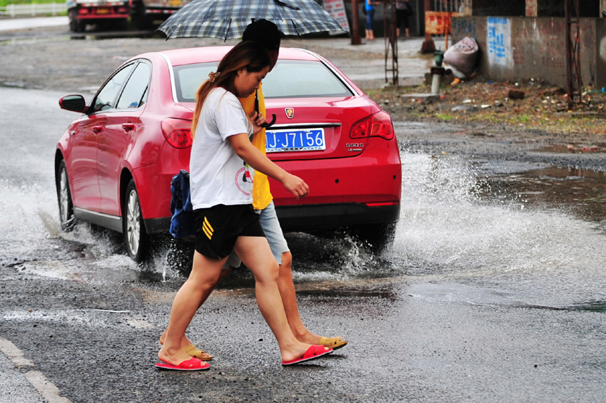 Tropical storm Saola lands in east China's Fujian Province Friday morning, according to the national observatory. The State Flood Control and Drought Relief Headquarters on Wednesday upgraded an emergency alert issued for the flooding and imminent approach of Saola and Damrey to the second-highest level. [Xinhua photo]