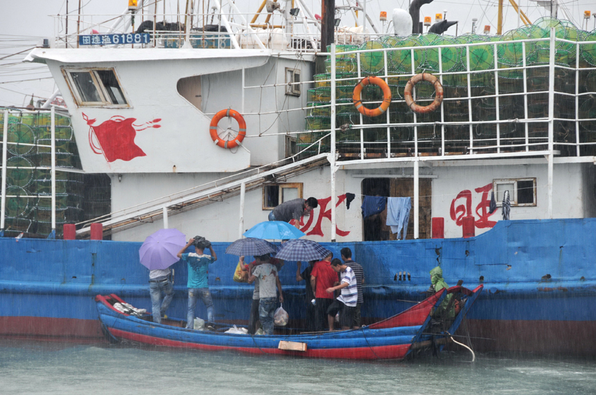 Tropical storm Saola lands in east China's Fujian Province Friday morning, according to the national observatory. The State Flood Control and Drought Relief Headquarters on Wednesday upgraded an emergency alert issued for the flooding and imminent approach of Saola and Damrey to the second-highest level. [Xinhua photo]