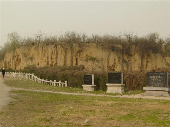 E-pang Palace, located in the western suburbs of today's Xi'an, Shaanxi Province, was built in 212 BC, the 35th year of Emperor Shihuang's reign, as the royal home of the emperor. 