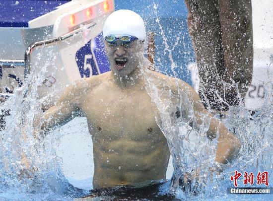 Chinese swimmer Sun Yang wins his second golden medal at the London Olympic Games on Saturday, Aug. 4, 2012. [Chinanews.com] 