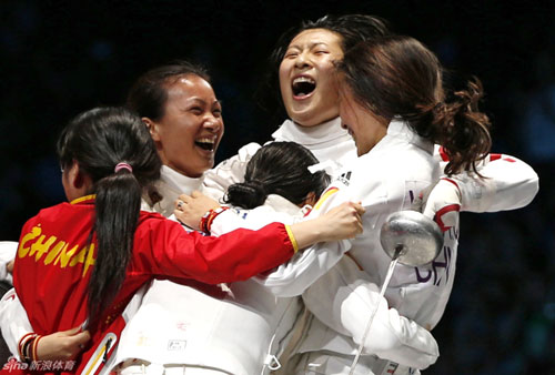 Chinese players react after winning the women's epee team gold at the Olympic Games in London on Saturday August 4, 2012. [sina.com.cn] 