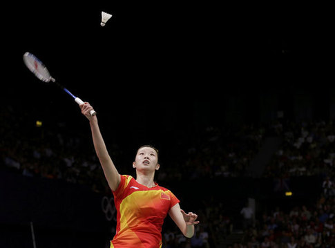 China's Li Xuerui returns a shot to compatriot Wang Yihan during their women's singles badminton gold medal match at the London 2012 Olympic Games at the Wembley Arena August 4, 2012. [China Daily]