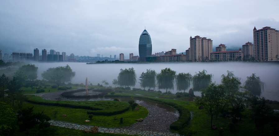 Most people know Benxi for it's nickname, the 'city of coal and iron.' Famous for its charred coal, low phosphate iron and special steel, Benxi is an old industrial base that has made invaluable contributions to China's development. However, Benxi not only has rich industrial resources, but also spectacular scenery. 