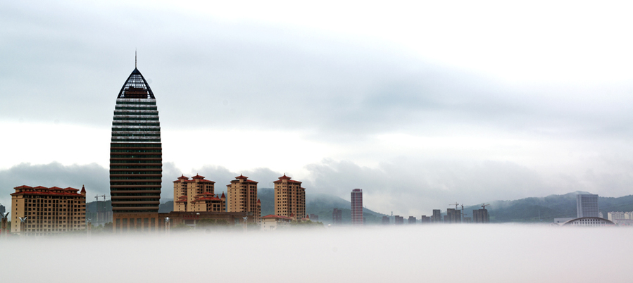 Most people know Benxi for it's nickname, the 'city of coal and iron.' Famous for its charred coal, low phosphate iron and special steel, Benxi is an old industrial base that has made invaluable contributions to China's development. However, Benxi not only has rich industrial resources, but also spectacular scenery. 