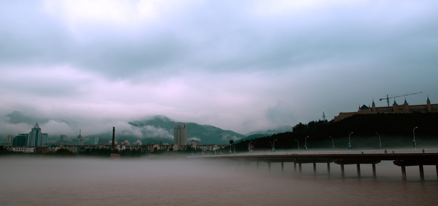 Most people know Benxi for it's nickname, the 'city of coal and iron.' Famous for its charred coal, low phosphate iron and special steel, Benxi is an old industrial base that has made invaluable contributions to China's development. However, Benxi not only has rich industrial resources, but also spectacular scenery. 