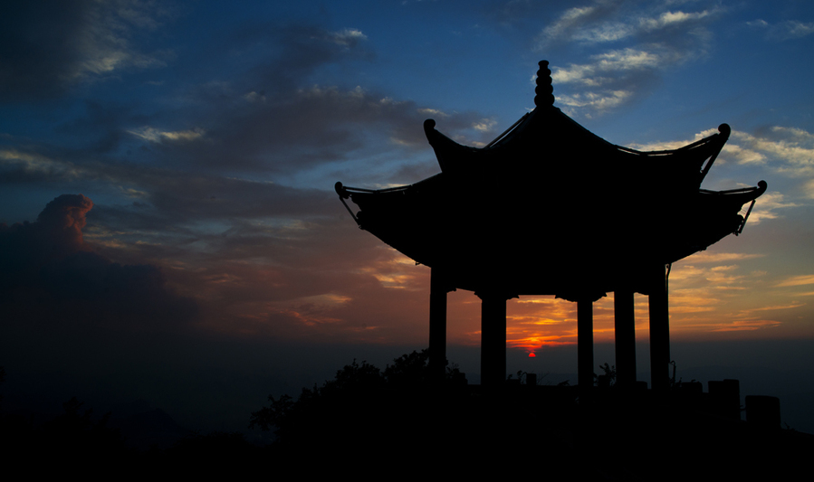 Most people know Benxi for it's nickname, the 'city of coal and iron.' Famous for its charred coal, low phosphate iron and special steel, Benxi is an old industrial base that has made invaluable contributions to China's development. However, Benxi not only has rich industrial resources, but also spectacular scenery. 