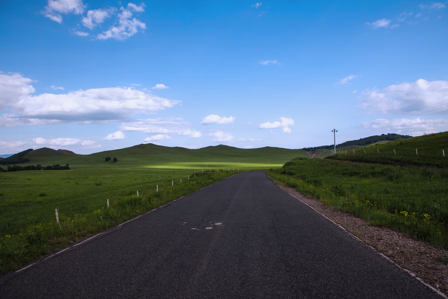 Photo taken on September 27, 2011 shows Hongshanjun horse training place (Wulanbutong grassland) in north China's Inner Mongolia. Wulanbutong Grassland is located in Hexigten Banner with only 300 km away from Beijing. [bbs.fengniao/ suiyi2208]