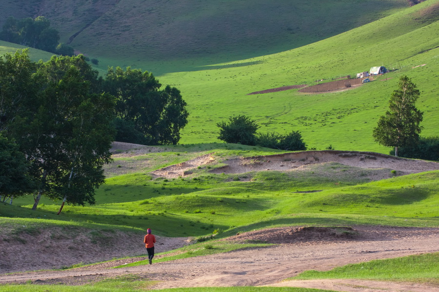 Photo taken on September 27, 2011 shows Hongshanjun horse training place (Wulanbutong grassland) in north China's Inner Mongolia. Wulanbutong Grassland is located in Hexigten Banner with only 300 km away from Beijing. [bbs.fengniao/ suiyi2208]