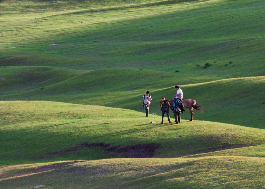 Photo taken on September 27, 2011 shows Hongshanjun horse training place (Wulanbutong grassland) in north China's Inner Mongolia. Wulanbutong Grassland is located in Hexigten Banner with only 300 km away from Beijing. [bbs.fengniao/ suiyi2208]