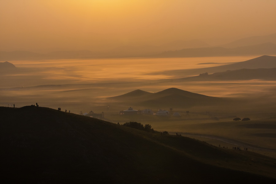 Photo taken on September 27, 2011 shows Hongshanjun horse training place (Wulanbutong grassland) in north China's Inner Mongolia. Wulanbutong Grassland is located in Hexigten Banner with only 300 km away from Beijing. [bbs.fengniao/ suiyi2208]