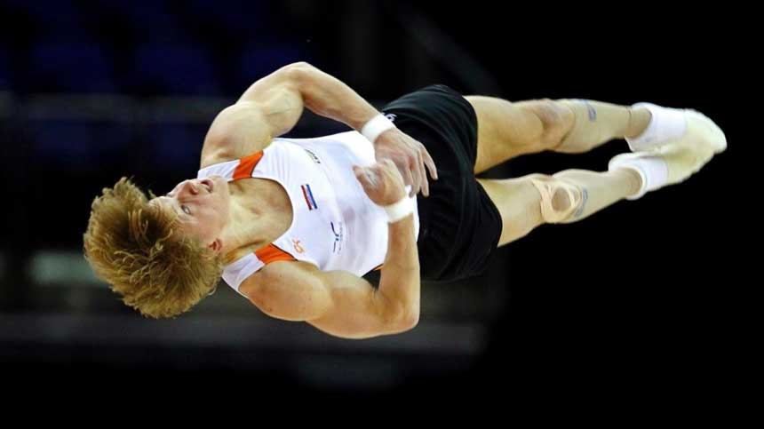 凌空旋转：北京时间8月7日消息，荷兰体操飞人宗德兰德夺得了体操男子单杠项目冠军。