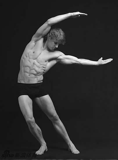手绘成一个圈：北京时间8月7日消息，荷兰体操飞人宗德兰德夺得了体操男子单杠项目冠军。