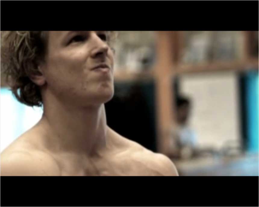 充满力量的侧脸：北京时间8月7日消息，荷兰体操飞人宗德兰德夺得了体操男子单杠项目冠军。