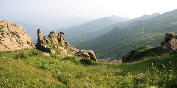 The enchanting, rolling landscape of the Ice Mountain Range delights visitors and locals alike. [Photo: China.org.cn]