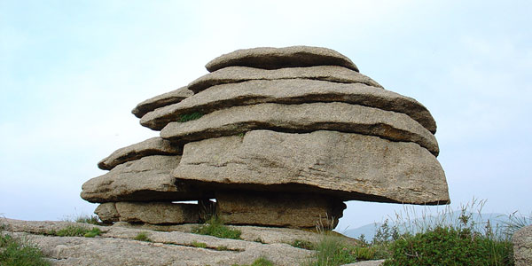 Bizarrely shaped rocks on the mountain top overlook the horizon. [Photo: China.org.cn] 