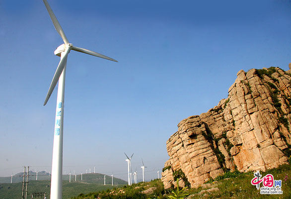 Wind turbines make use of the ample wind resources of the mountains. [Photo: China.org.cn] 