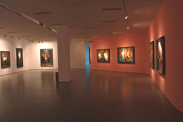 An angular hall filled with paintings in Building 2 of the Today Art Musuem.[Photo:CRIENGLISH.com]