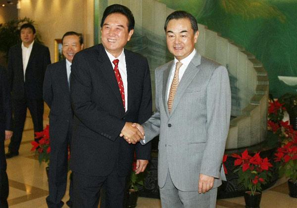 Chen Yunlin (L Front), president of the Association for Relations Across the Taiwan Straits (ARATS), leaves Beijing, capital of China, for Taipei in southeast China's Taiwan, on Aug. 8, 2012. 