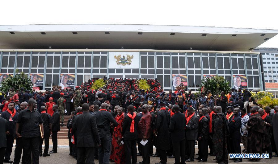 ACCRA, Aug. 8, 2012 (Xinhua) -- Ghana's government officials and celebrities wait outside the State Banquet Hall to bid farewell to the remains of Ghana's late president John Evans Atta Mills in Accra, capital of Ghana, on Aug. 8, 2012. The late President Mills, 68, died suddenly on July 24, at the 37th Military Hospital after falling ill. (Xinhua/Shao Haijun) 