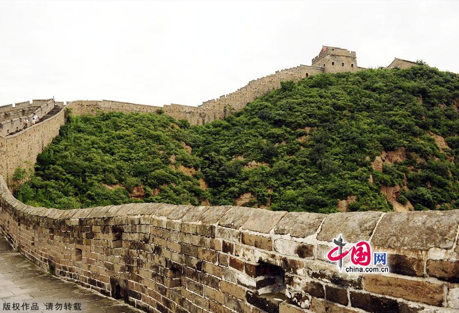 Straddling the demarcation between Hebei province and Beijing, the Jinshanling Great Wall is rich in architectural history and natural scenery. In summer, the temperature here is at least five degrees cooler than in the capital, making it an ideal destination for weekend excursions. This particular section of Great Wall is said to be particularly photogenic. [China.org.cn]