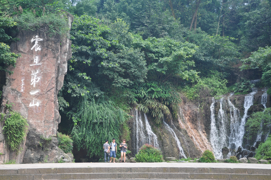 Located 150 kilometers away from Chengdu and only 28 kilometers from Leshan, Emei Mountain has been designated a World Heritage Site due to its breathtaking scenery, mysterious natural wonders and historical Buddhist sites. 