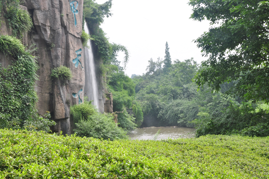 Located 150 kilometers away from Chengdu and only 28 kilometers from Leshan, Emei Mountain has been designated a World Heritage Site due to its breathtaking scenery, mysterious natural wonders and historical Buddhist sites. 