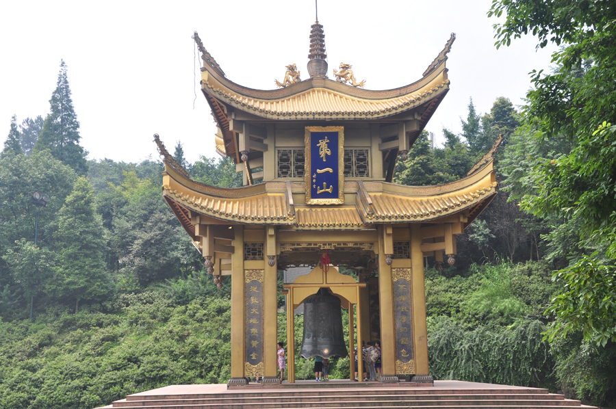 Located 150 kilometers away from Chengdu and only 28 kilometers from Leshan, Emei Mountain has been designated a World Heritage Site due to its breathtaking scenery, mysterious natural wonders and historical Buddhist sites. 