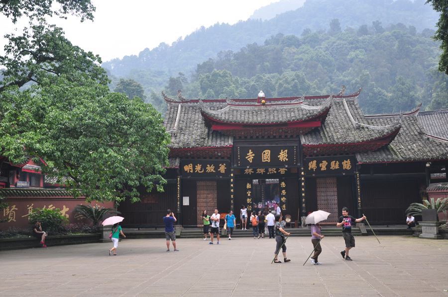 Located 150 kilometers away from Chengdu and only 28 kilometers from Leshan, Emei Mountain has been designated a World Heritage Site due to its breathtaking scenery, mysterious natural wonders and historical Buddhist sites. 