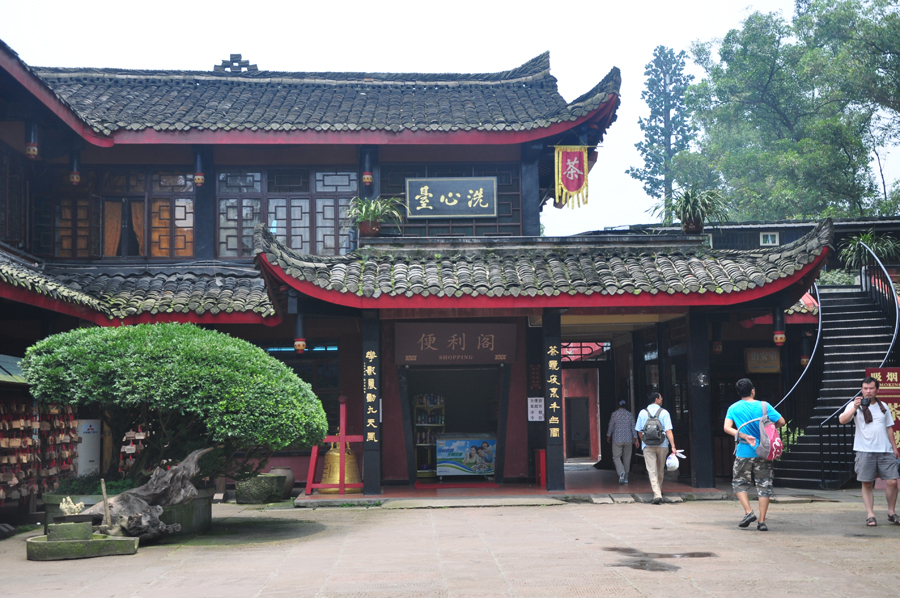 Located 150 kilometers away from Chengdu and only 28 kilometers from Leshan, Emei Mountain has been designated a World Heritage Site due to its breathtaking scenery, mysterious natural wonders and historical Buddhist sites. 