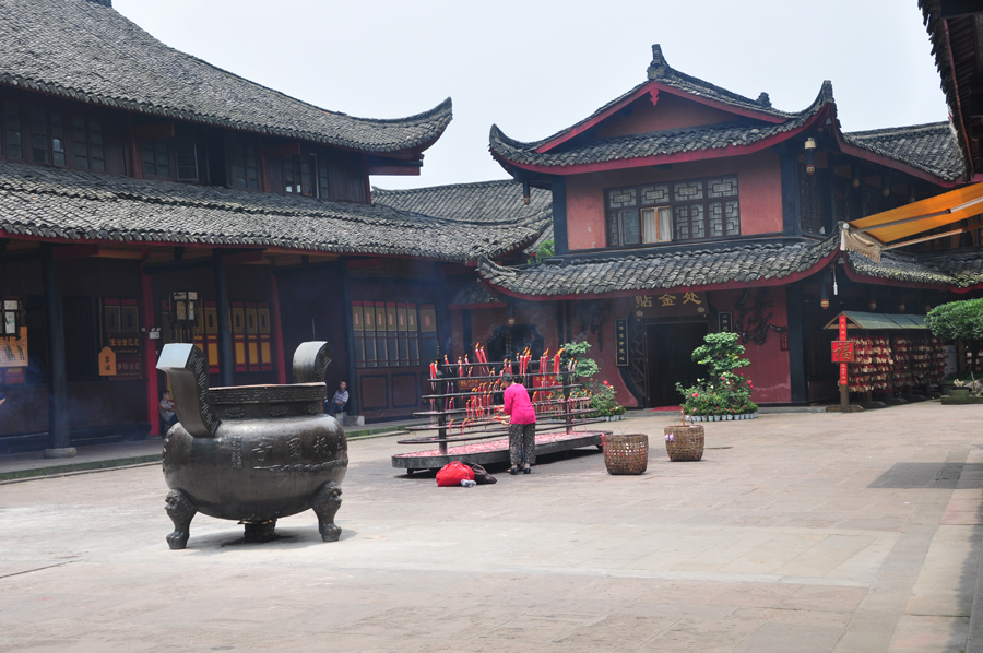 Located 150 kilometers away from Chengdu and only 28 kilometers from Leshan, Emei Mountain has been designated a World Heritage Site due to its breathtaking scenery, mysterious natural wonders and historical Buddhist sites. 