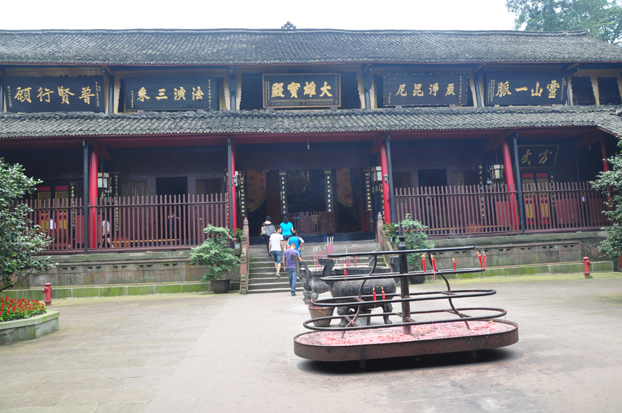 Located 150 kilometers away from Chengdu and only 28 kilometers from Leshan, Emei Mountain has been designated a World Heritage Site due to its breathtaking scenery, mysterious natural wonders and historical Buddhist sites. 