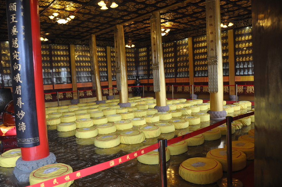 Located 150 kilometers away from Chengdu and only 28 kilometers from Leshan, Emei Mountain has been designated a World Heritage Site due to its breathtaking scenery, mysterious natural wonders and historical Buddhist sites. 