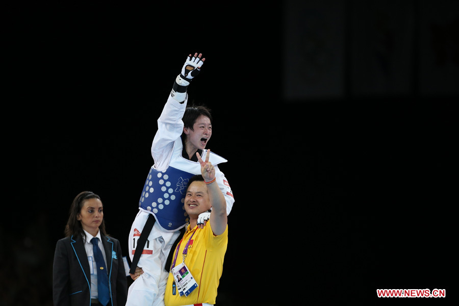 China's Wu Jingyu (C) celebrates after winning Brigitte Yague Enrique of Spain during women's -49 kg taekwondo gold medal match at London 2012 Olympic Games, London, Britain, Aug. 8, 2012. Wu Jingyu won the match 8-1 and won gold medal in this event. [Wang Lili/Xinhua]