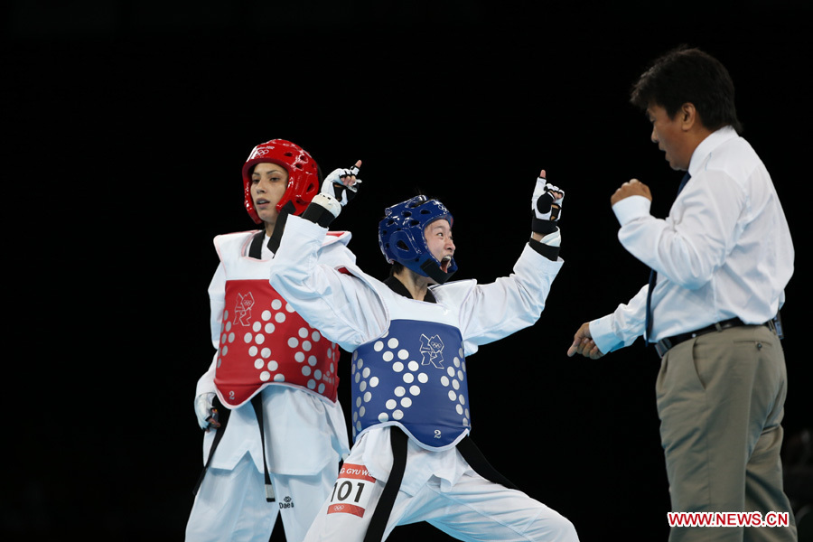 China's Wu Jingyu (C) celebrates after winning Brigitte Yague Enrique of Spain during women's -49 kg taekwondo gold medal match at London 2012 Olympic Games, London, Britain, Aug. 8, 2012. Wu Jingyu won the match 8-1 and won gold medal in this event. [Wang Lili/Xinhua]