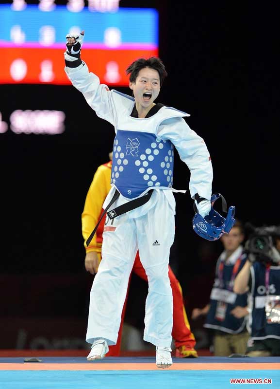 China's Wu Jingyu celebrates after winning Brigitte Yague Enrique of Spain during women's -49 kg taekwondo gold medal match at London 2012 Olympic Games, London, Britain, Aug. 8, 2012. Wu Jingyu won the match 8-1 and won gold medal in this event. [Liu Dawei/Xinhua]