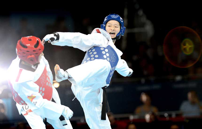 China's Wu Jingyu (R) competes with Brigitte Yague Enrique of Spain during women's -49 kg taekwondo gold medal match at London 2012 Olympic Games, London, Britain, Aug. 8, 2012. Wu Jingyu won the match 8-1 and won gold medal in this event. [Li Gang/Xinhua]