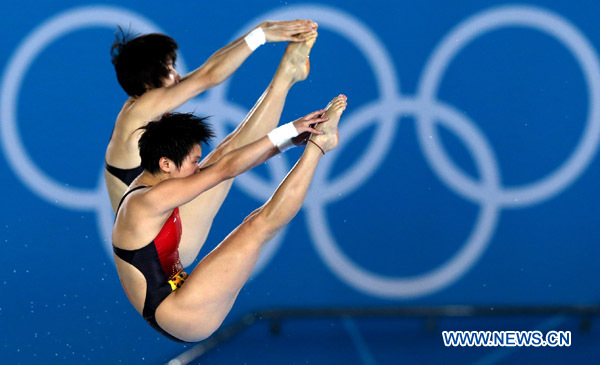 Chen Ruolin (front)/Wang Hao of China compete during women's synchronised 10m platform event at the London 2012 Olympic Games in London, Britain, July 31, 2012. The Chinese divers claimed the title in this event. [Fan Jun/Xinhua]