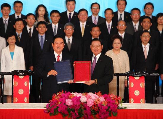 Chen Yunlin (front, L), president of the mainland-based Association for Relations Across the Taiwan Straits (ARATS), and Chiang Pin-kung (front, R), chairman of the Taiwan-based Straits Exchange Foundation(SEF), pose for photos after exchanging agreements in Taipei, southeast China's Taiwan, Aug. 9, 2012. [Xinhua] 