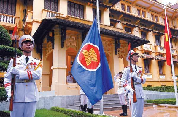 Honor guards raise the Association of Southeast Asian Nations flag at a flag raising ceremony to mark the 45th anniversary of the regional group at Vietnam's Ministry of Foreign Aff airs in Hanoi, Vietnam, on Wednesday. [Agencies]