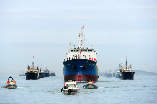 A fishing fleet returns to Sanya Port in the southernmost province of Hainan on July 29, 2012, concluding its voyage of casting nets in the South China Sea. The 30-boat fishing fleet left Sanya Port on July 12 and arrived at Yongshu Reef, Zhubi Reef and Meiji Reef of Nansha Islands. [Hou Jiansen/Xinhua]