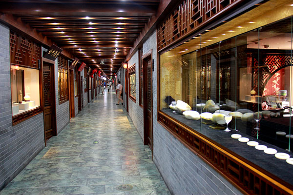 Antique boutiques line the corridor at Tianya Antique City. [Photo/CRIENGLISH.com]