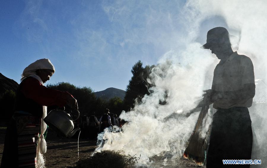 Farmers attend an Ongkor Festival prayer ceremony in Dagze County, southwest China's Tibet Autonomous Region, Aug. 9, 2012