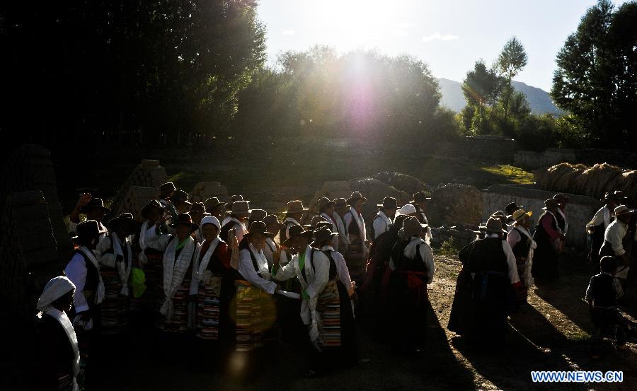 Farmers attend an Ongkor Festival prayer ceremony in Dagze County, southwest China's Tibet Autonomous Region, Aug. 9, 2012