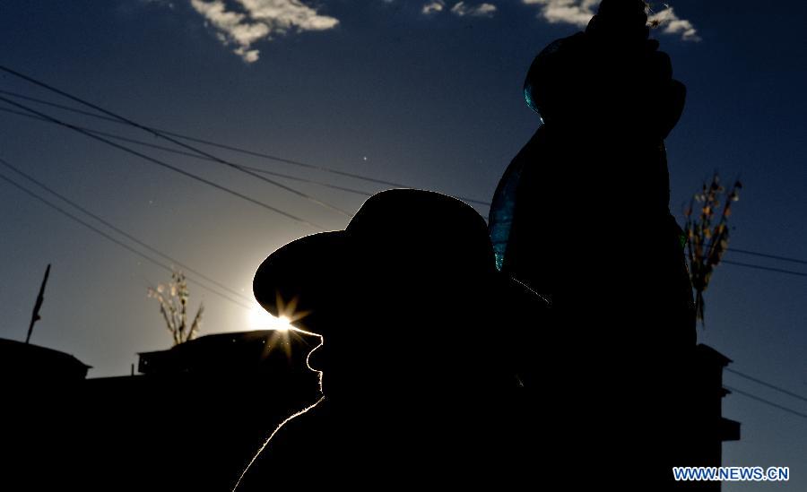 Farmers attend an Ongkor Festival prayer ceremony in Dagze County, southwest China's Tibet Autonomous Region, Aug. 9, 2012